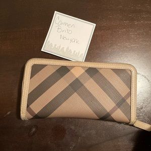 Burberry Zip around wallet